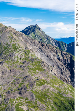 從西之鳥嶽山頂看到的北岳。攀登南阿爾卑斯山白峰三山的愛野岳和野取岳。 從西之鳥嶽山頂看到的北岳。攀登南阿爾卑斯山白峰三山的愛野岳和野取岳。 132612904