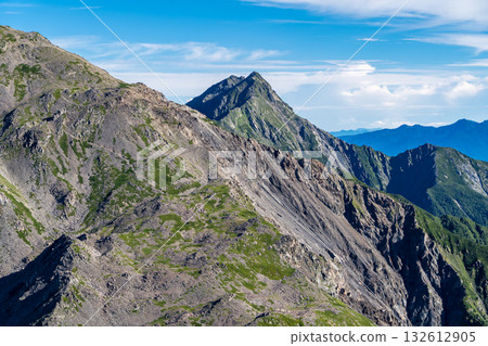 從西之鳥嶽山頂看到的北岳。攀登南阿爾卑斯山白峰三山的愛野岳和野取岳。 132612905