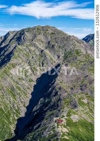 從西之取岳頂峰眺望愛野岳。攀登南阿爾卑斯山白峰三山的愛野岳和西之取岳。 從西之取岳頂峰眺望愛野岳。攀登南阿爾卑斯山白峰三山的愛野岳和西之取岳。 132612906