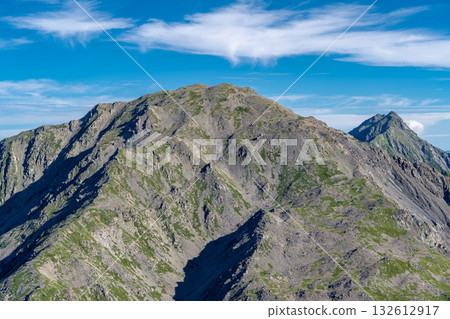 從西之鳥岳頂峰眺望愛之岳和北岳。攀登南阿爾卑斯山白峰三山的愛之岳和之鳥岳。 132612917