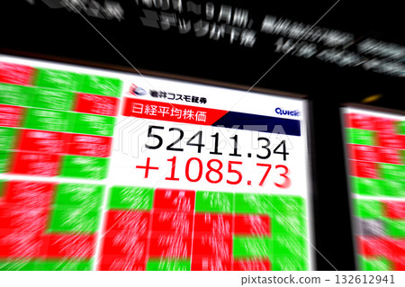 日本東京都市指數首次突破 52,000 日圓大關，收在 52,411 日圓 34 仙。東證指數也創下歷史新高。 132612941