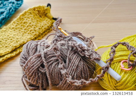 Zigzag knitting with brown yarn 132613458