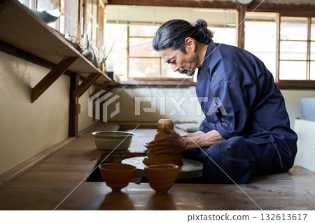 老人用陶輪塑造陶器 132613617