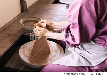 一位婦女正在用陶輪製作陶器。 132613630
