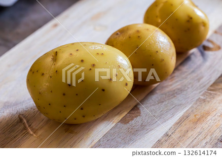 馬鈴薯切塊準備進行料理步驟 132614174