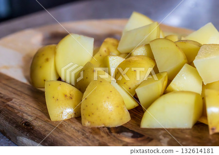 馬鈴薯切塊準備進行料理步驟 馬鈴薯切塊準備進行料理步驟 132614181