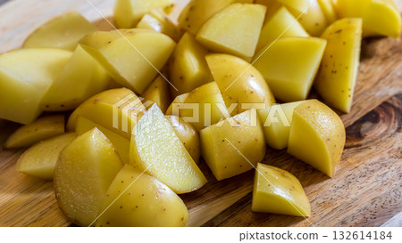 馬鈴薯切塊準備進行料理步驟 132614184