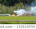 在岩手縣花捲市志波町，稻農們正在焚燒稻殼，其實是違法的。 132614550
