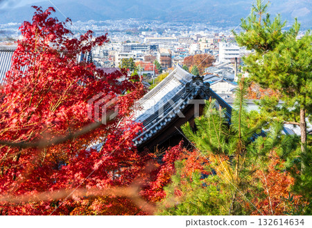 圓光寺的屋頂和秋葉 圓光寺的屋頂和秋葉 132614634