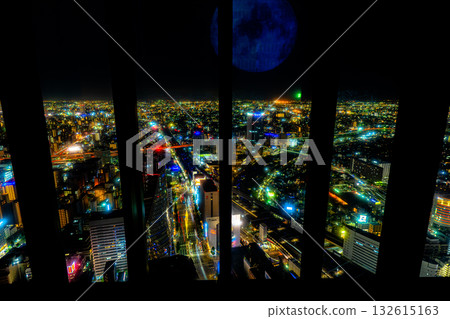 從摩天大樓俯瞰夜幕下的城市 132615163