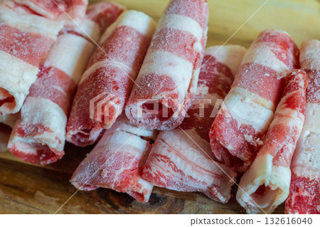 冷凍牛肉片捲的層次與色澤細節特寫 冷凍牛肉片捲的層次與色澤細節特寫 132616040