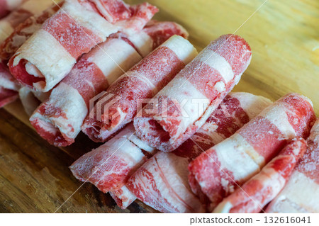 冷凍牛肉片捲的層次與色澤細節特寫 冷凍牛肉片捲的層次與色澤細節特寫 132616041