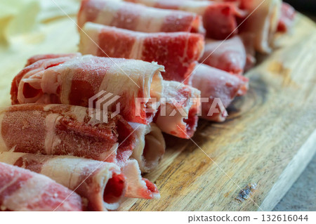 Close-up of the layers and color details of a frozen beef slice roll. 132616044