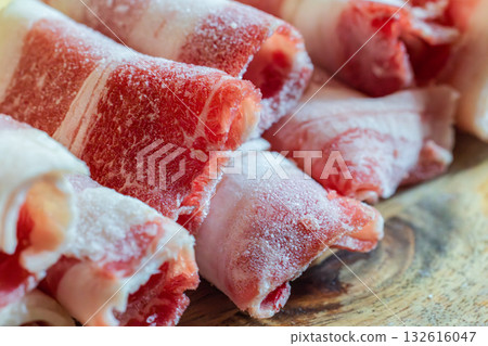 冷凍牛肉片捲的層次與色澤細節特寫 132616047
