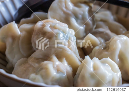 裝盛在盤中的亞洲傳統水餃 132616087