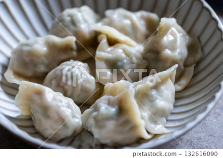 裝盛在盤中的亞洲傳統水餃 132616090