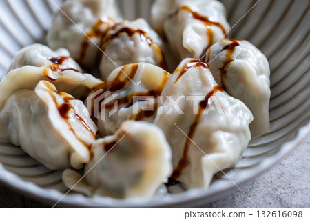 裝盛在盤中的亞洲傳統水餃 132616098