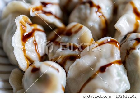 裝盛在盤中的亞洲傳統水餃 132616102