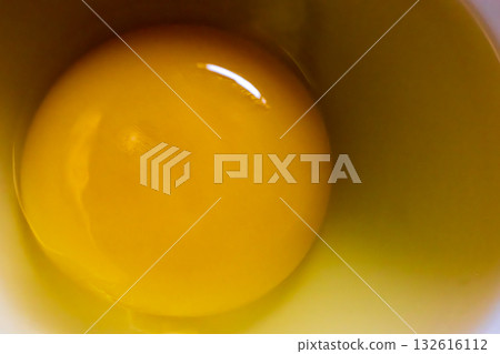 生雞蛋在白碗中 生雞蛋在白碗中 132616112