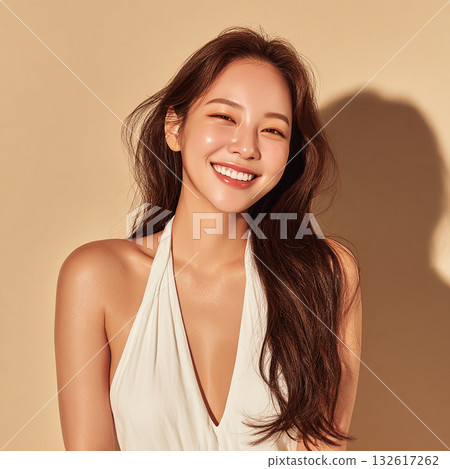 一位皮膚光滑、頭髮烏黑亮麗的年輕女子 132617262