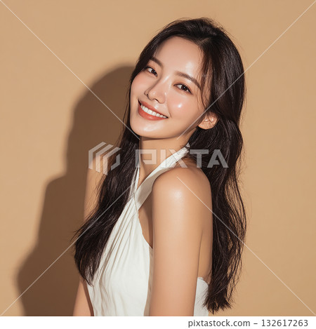 身穿白色露背領衫、米色背景的女子肖像 132617263