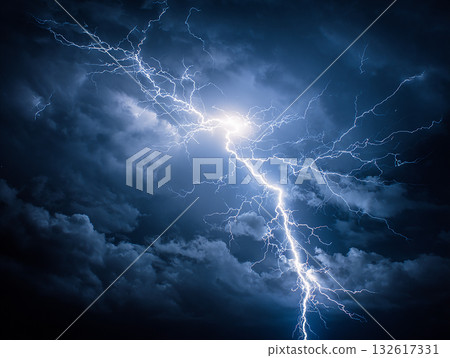 夏季陣雨：烏雲密布，閃電交加 132617331