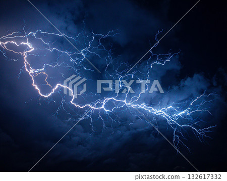 藍白對比：雷雨天空 132617332