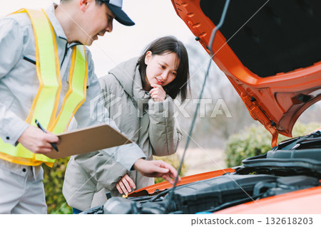 女司機因汽車故障打電話給道路服務 132618203