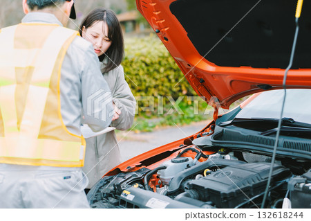 女司機因汽車故障打電話給道路服務 女司機因汽車故障打電話給道路服務 132618244