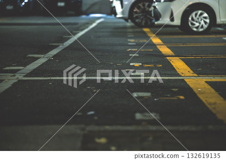 夜晚,停車場和萊茵河的靜謐景色盡收眼底。 夜晚,停車場和萊茵河的靜謐景色盡收眼底。 132619135