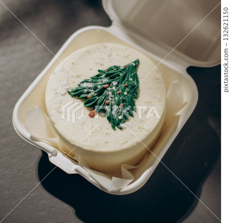 Cream bento cake with Christmas tree frosting in delivery box Cream bento cake with Christmas tree frosting in delivery box 132621150