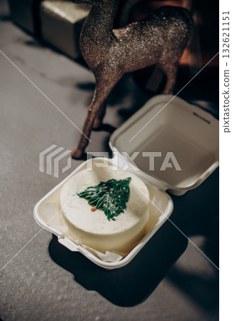 Cream bento cake with Christmas tree frosting in delivery box 132621151