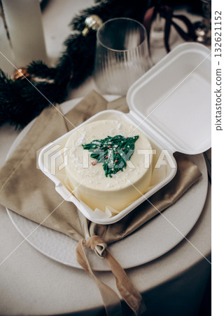 Cream bento cake with Christmas tree frosting in delivery box Cream bento cake with Christmas tree frosting in delivery box 132621152