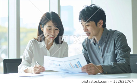 Business people listening to customers in the office Business people listening to customers in the office 132621704