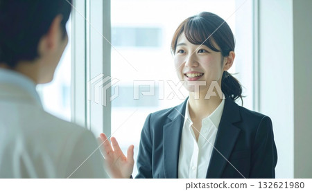 Business people listening to customers in the office 132621980