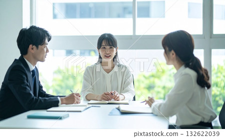 A business person who gives friendly advice to customers 132622039