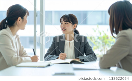 A business person who gives friendly advice to customers 132622054