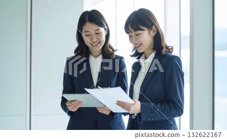 微笑的商務人士正在簽署文件並做筆記 132622167