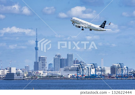 羽田機場、飛機起飛和東京大田區東京晴空塔的風景 132622444