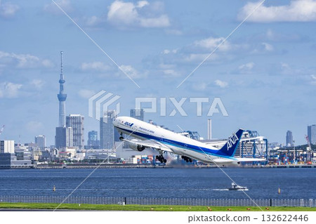 羽田機場、飛機起飛和東京大田區東京晴空塔的風景 132622446