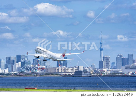 羽田機場、飛機起飛和東京大田區東京晴空塔的風景 132622449