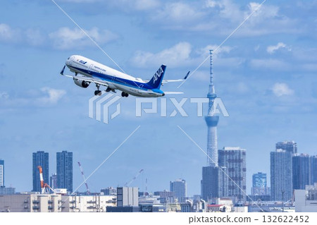羽田機場、飛機起飛和東京大田區東京晴空塔的風景 132622452