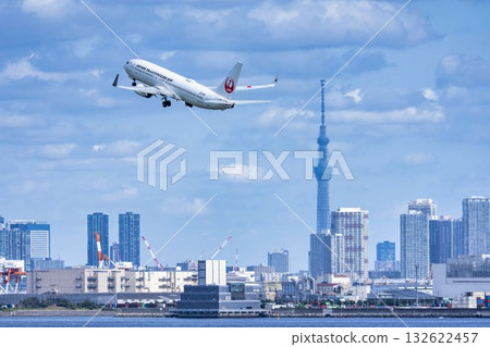 羽田機場、飛機起飛和東京大田區東京晴空塔的風景 132622457