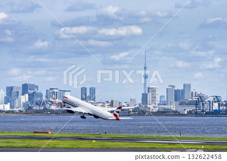羽田機場、飛機起飛和東京大田區東京晴空塔的風景 132622458
