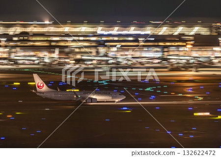 夜晚的羽田機場，飛機降落，東京大田區 132622472