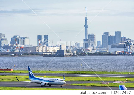 東京大田區羽田機場、滑行的飛機和晴空塔的景色 132622497