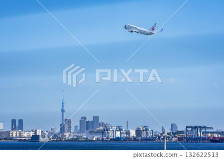 羽田機場、飛機起飛和東京大田區東京晴空塔的風景 132622513
