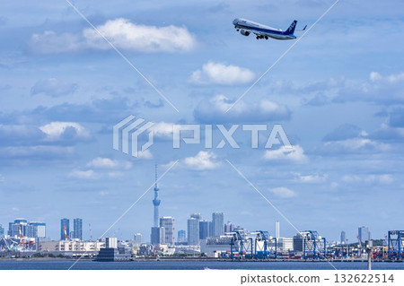 羽田機場、飛機起飛和東京大田區東京晴空塔的風景 132622514