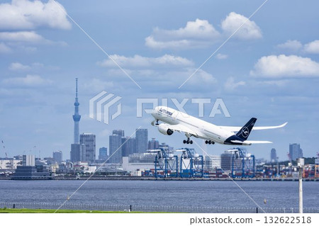 羽田機場、飛機起飛和東京大田區東京晴空塔的風景 羽田機場、飛機起飛和東京大田區東京晴空塔的風景 132622518