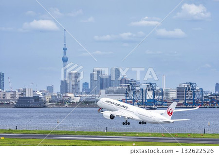 羽田機場、飛機起飛和東京大田區東京晴空塔的風景 132622526